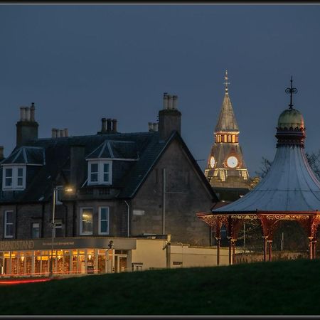 ホテル The Bandstand ネアン エクステリア 写真